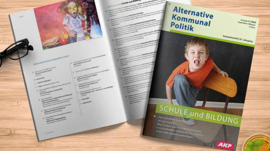 Cover und aufgeschlagene Inhaltsseite der Fachzeitschrift „Alternative Kommunal Politik" (AKP), Ausgabe 5/2026, Schwerpunkt „Schule und Bildung". Auf dem Cover sitzt ein Junge auf einem Schulstuhl vor einer Tafel.