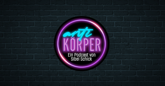 Auf einer dunklen Steinwand ein rundes Emblem mit dem Text: "antiKÖRPER - Ein Podcast von Sibel Schick"