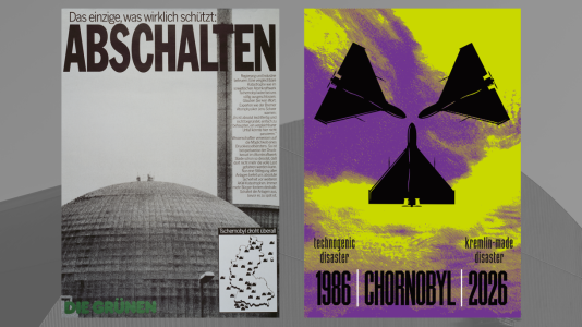 Foto: Zwei Plakate nebeneinander: links Anti-Atomkraft-Werbung der Grünen mit Reaktorkuppel und dem Wort „ABSCHALTEN“, rechts Grafik zu „CHORNOBYL 1986 | 2026“ mit drei Flugzeugen in Atomsymbol-Formation.