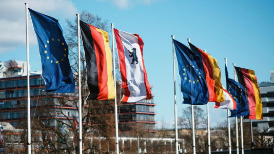 Foto: Flaggen der EU, Deuschlands und Berlins vor Gebäude