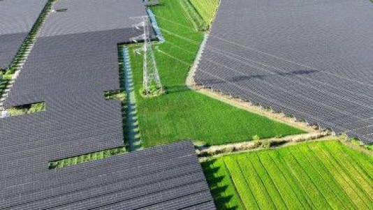 Solaranlagen auf einem weiten Feld