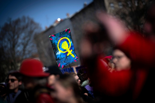 Ein Protestplakat mit gelber Faust, die in die Höhe streckt