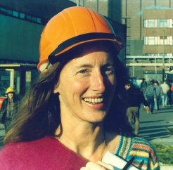 Eva Quistorp vor dem Atomkraftwerk Lubmin/Greifswald im Jahr 1990