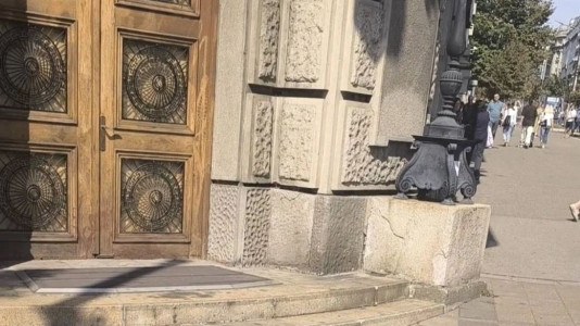 Foto: Fußgänger an einem Verwaltungsgebäude